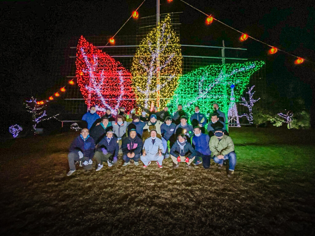 天王山公園に設置されたイルミネーションと実行委員メンバーの集合写真